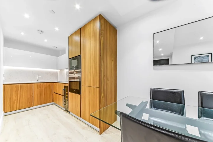 Flat Piazza Walk in Greater London