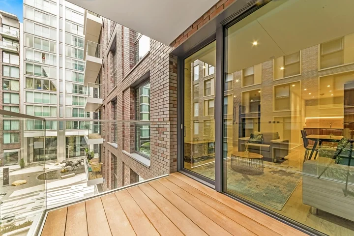 Flat Piazza Walk in Greater London