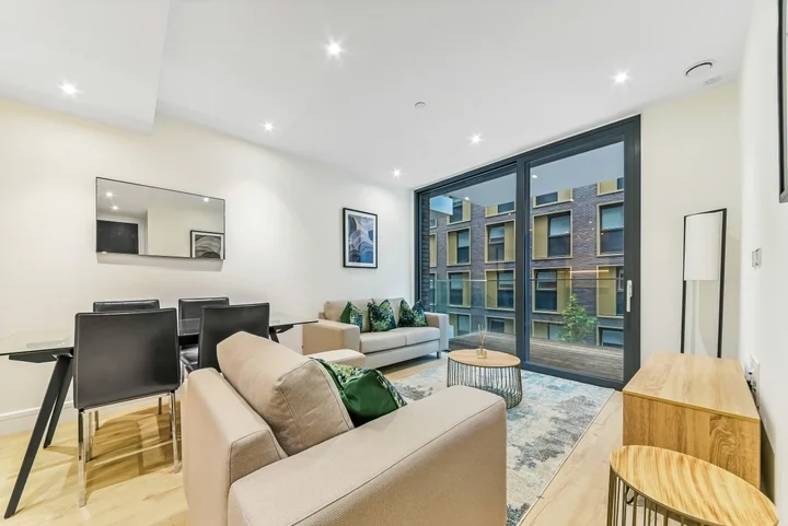 Flat Piazza Walk in Greater London