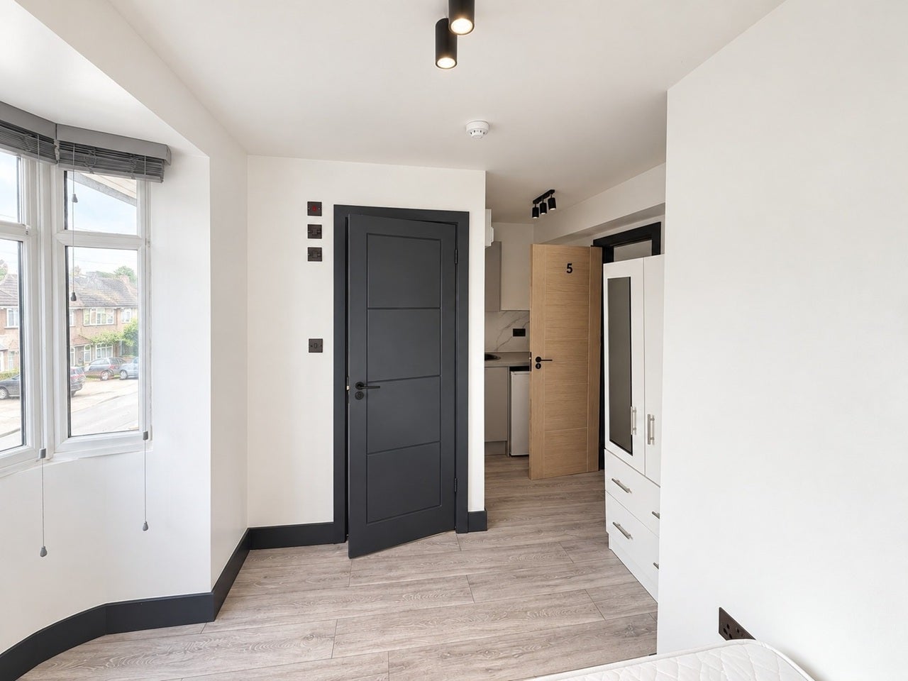 Flat Eastleigh Avenue in Greater London