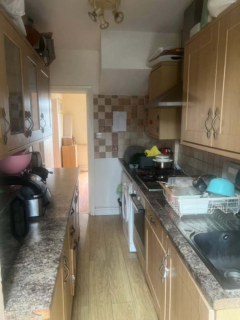 Room Mapleton Crescent in Greater London