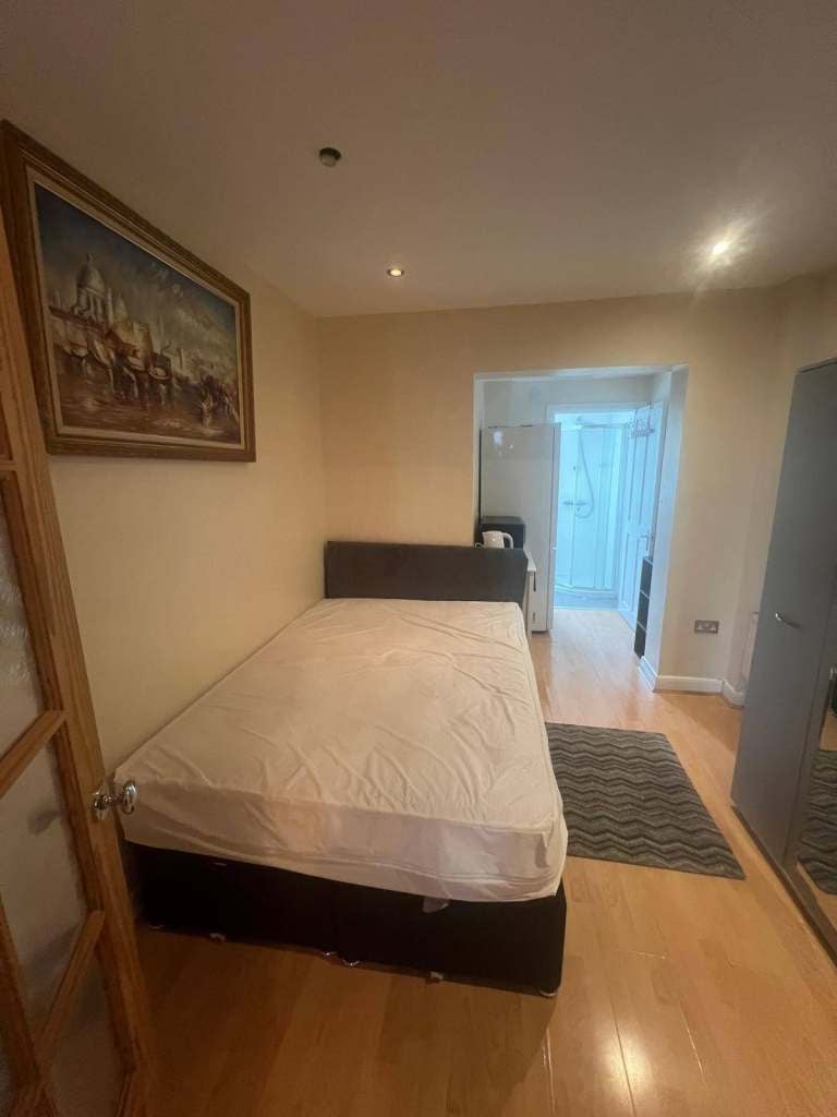 Room Mapleton Crescent in Greater London
