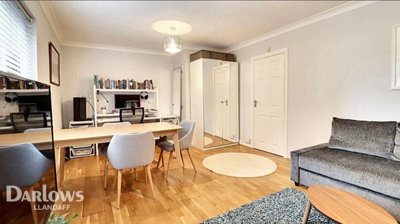 Room Fairwater Road in Cardiff