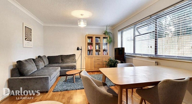 Room Fairwater Road in Cardiff