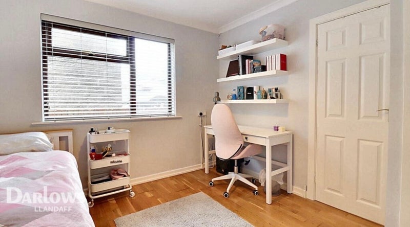 Room Fairwater Road in Cardiff
