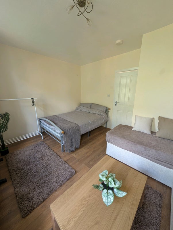 Room Knowles Hill Crescent in Greater London