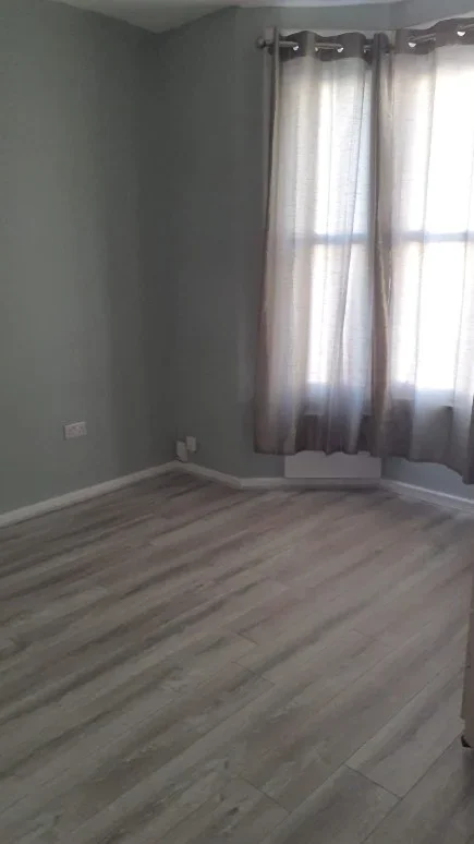 Room Barnfield Road in Greater London