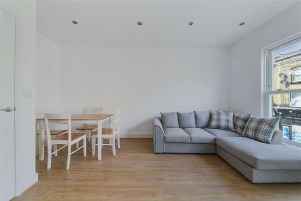 Flat Battersea Park Road in Greater London