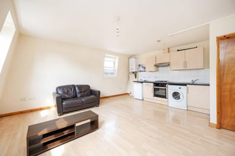 Flat Sylvester Road in London