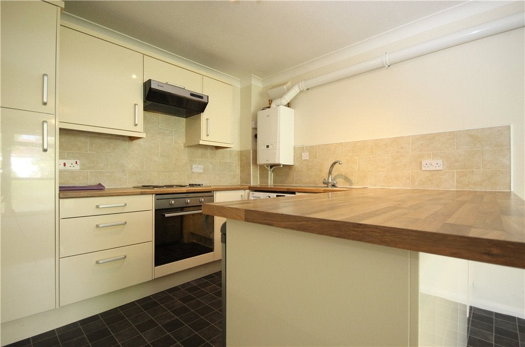 Flat Courtfield Gardens in Greater London