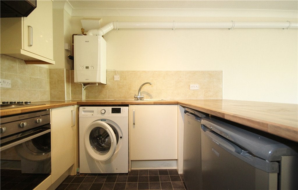 Flat Courtfield Gardens in Greater London