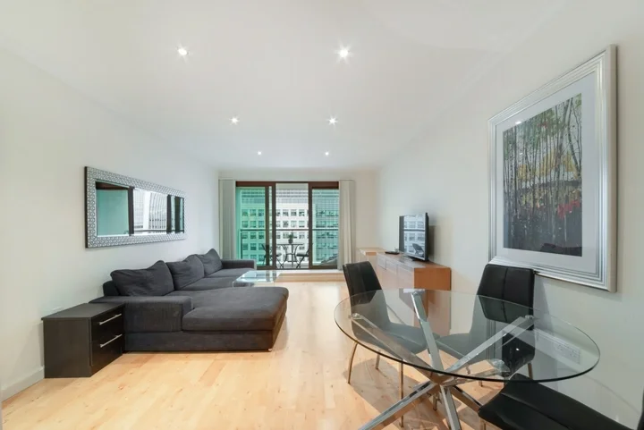 Flat South Quay Square in Greater London