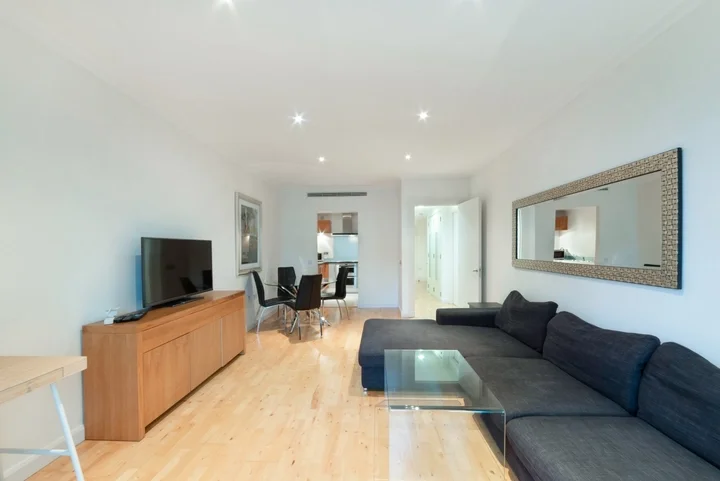 Flat South Quay Square in Greater London