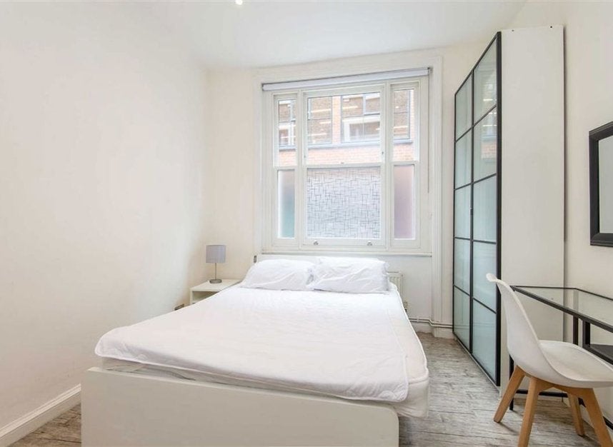 Flat Hanway Place in Greater London