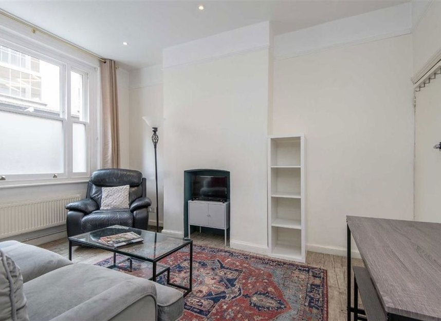 Flat Hanway Place in Greater London