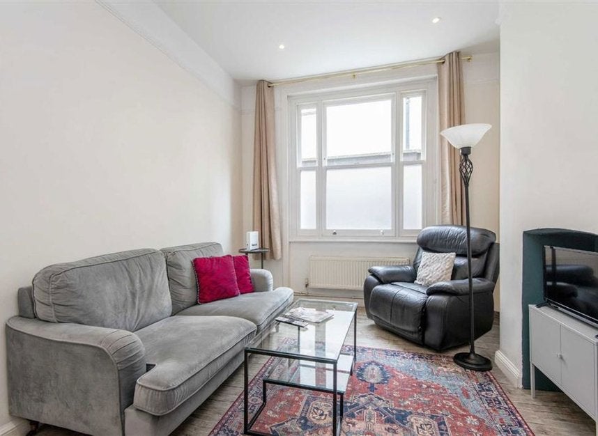 Flat Hanway Place in Greater London