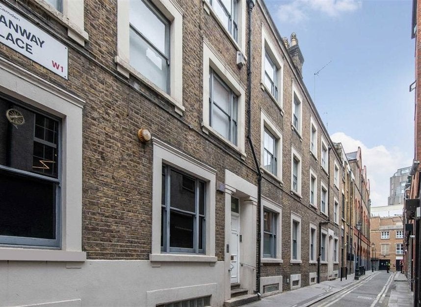 Flat Hanway Place in Greater London