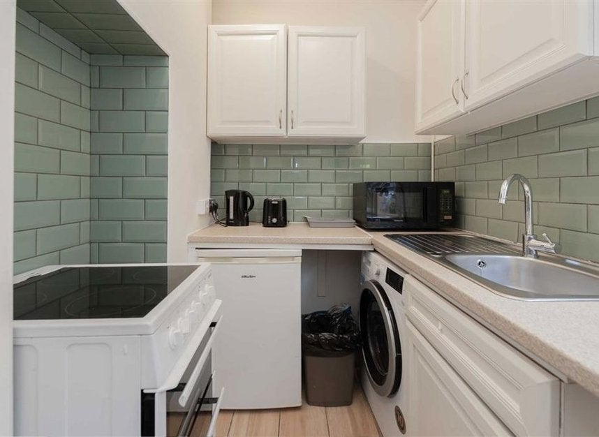 Flat Hanway Place in Greater London