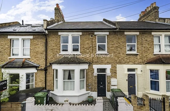 Flat Castlands Road in Greater London