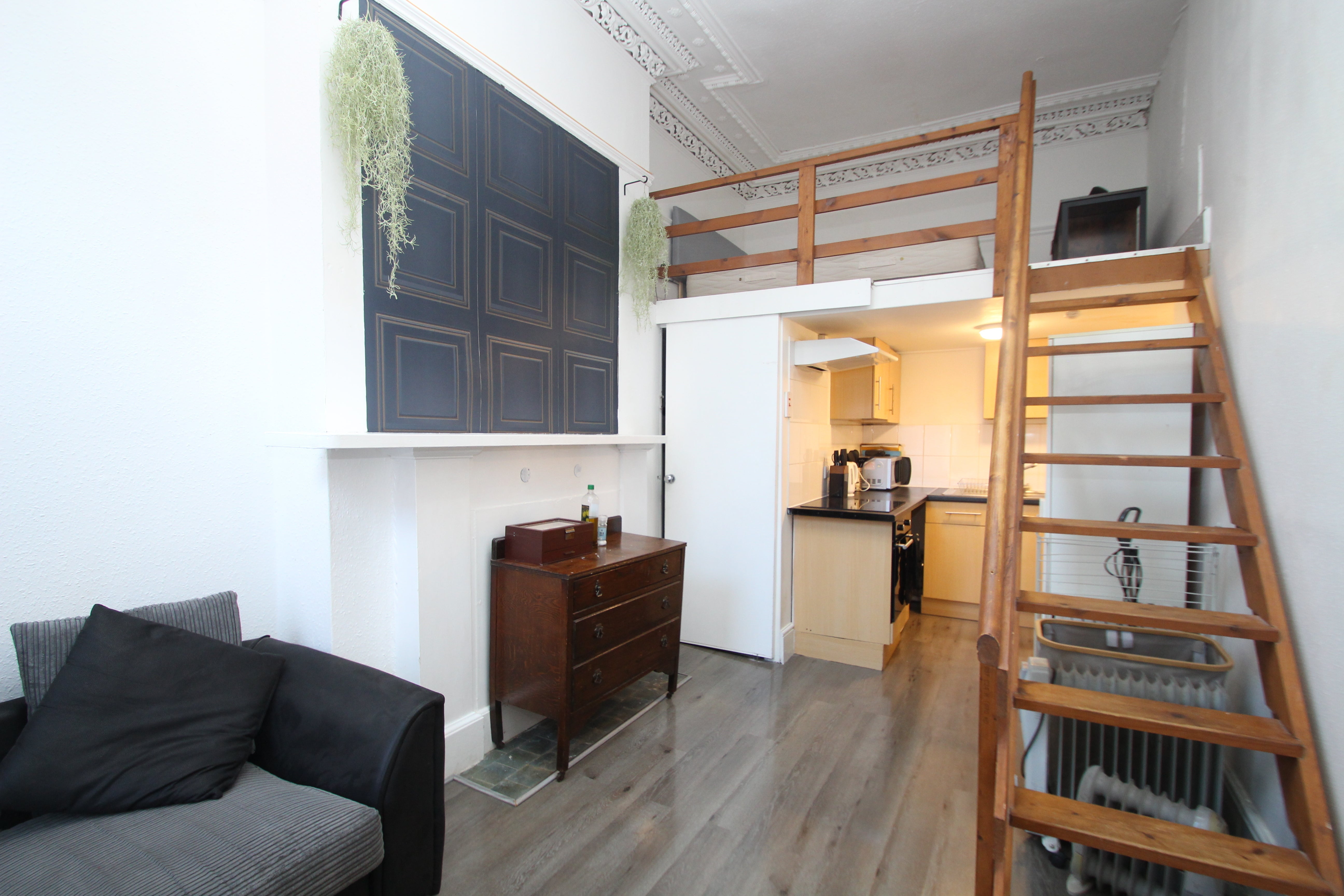 Flat Oakfield Avenue in Glasgow