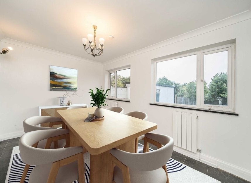 House Sturgess Avenue in Greater London