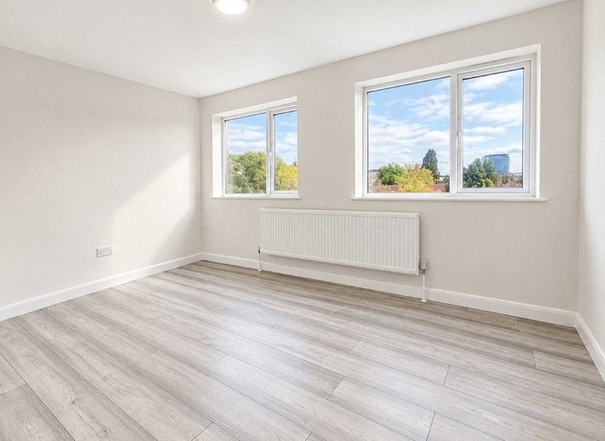 House Sturgess Avenue in Greater London