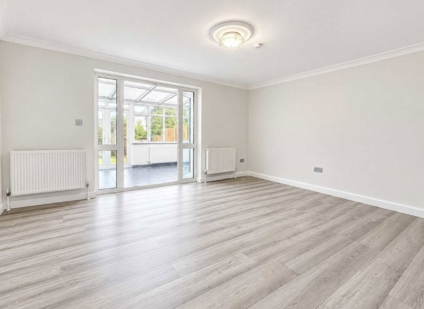House Sturgess Avenue in Greater London