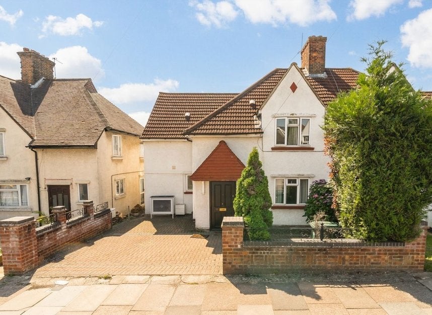 House Sturgess Avenue in Greater London