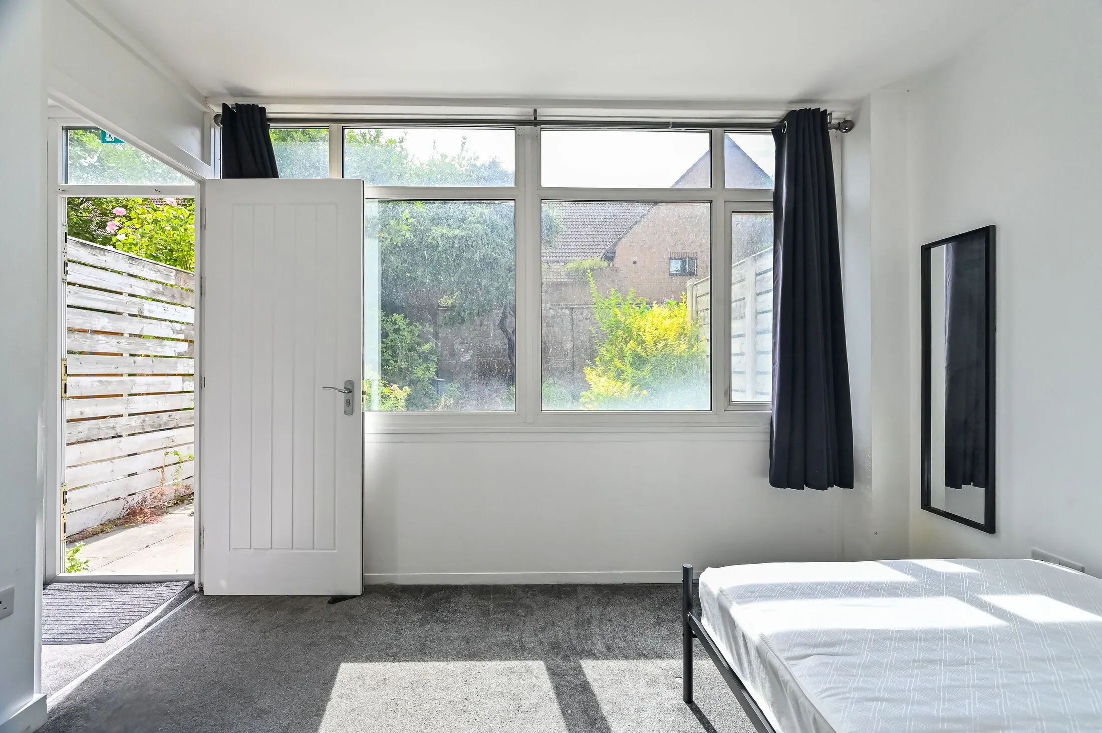 Flat Amsterdam Road in Greater London