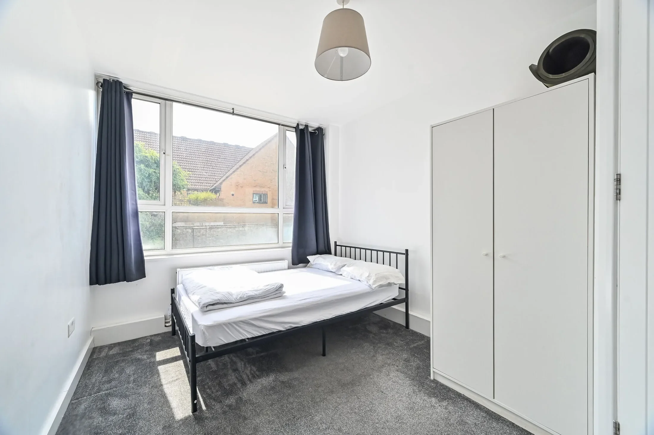 Flat Amsterdam Road in Greater London