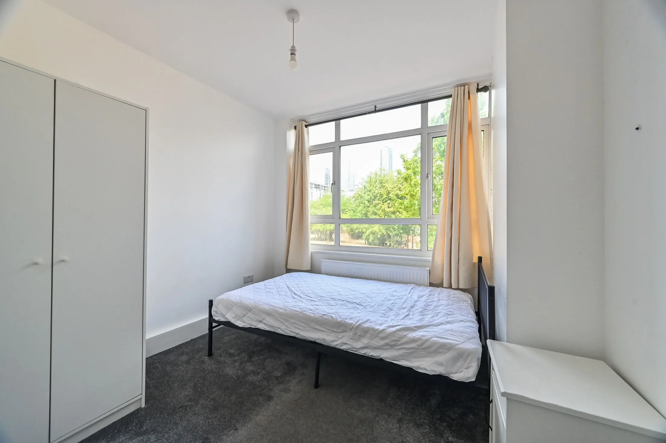 Flat Amsterdam Road in Greater London