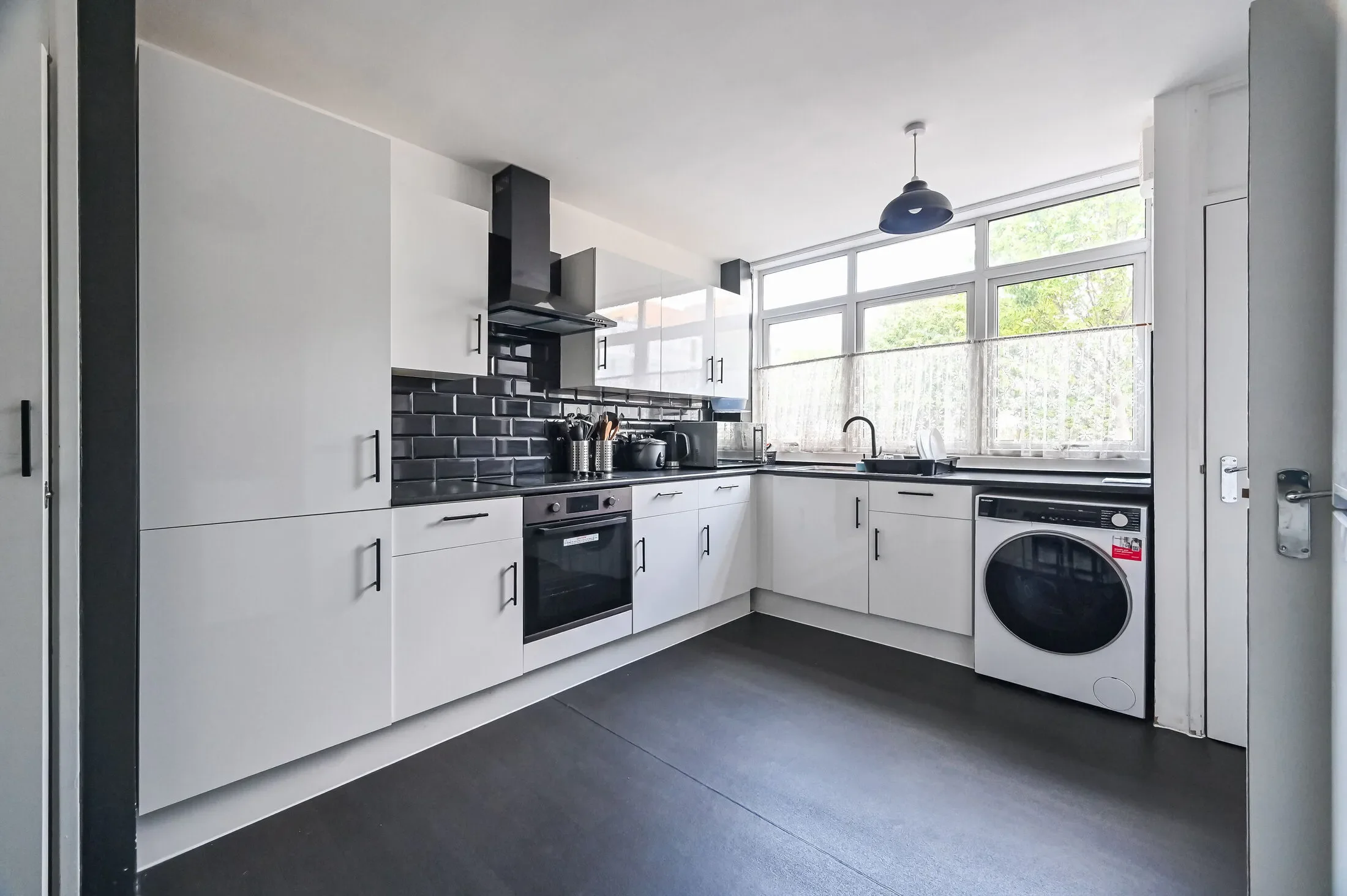 Flat Amsterdam Road in Greater London