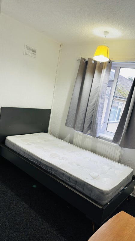 Room Millfields Close in Greater London