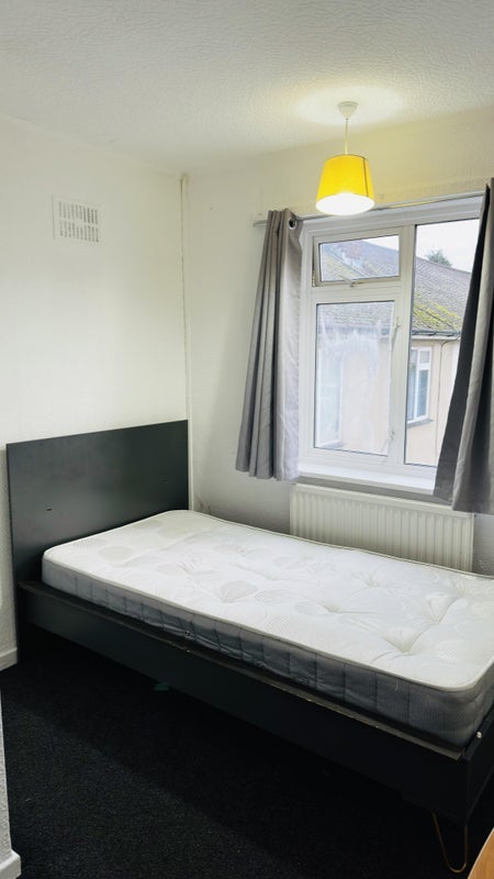 Room Millfields Close in Greater London