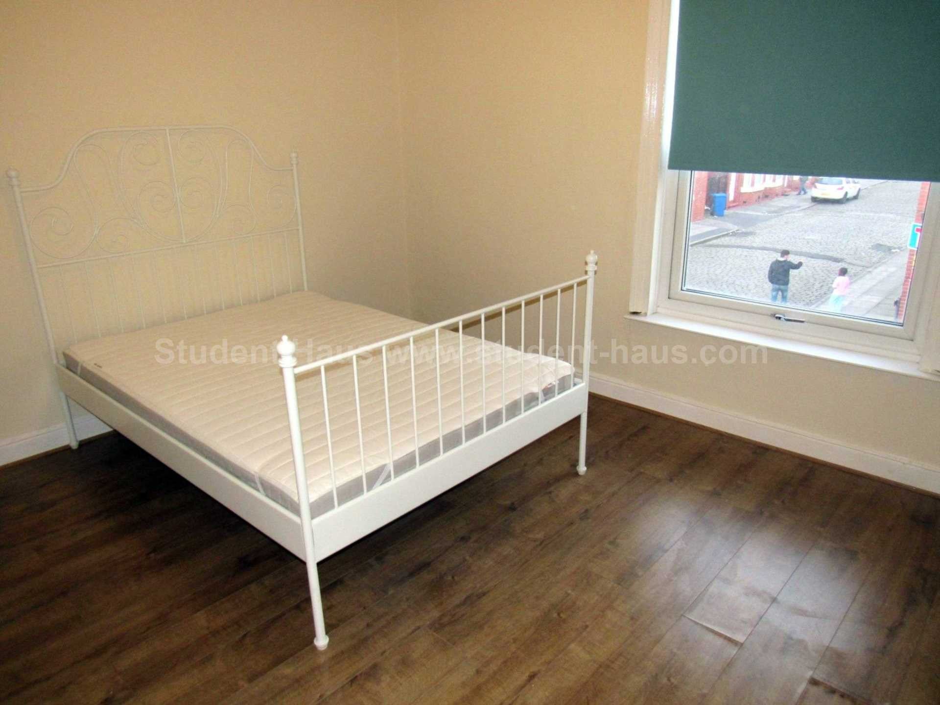 Flat Blandford Road in Salford