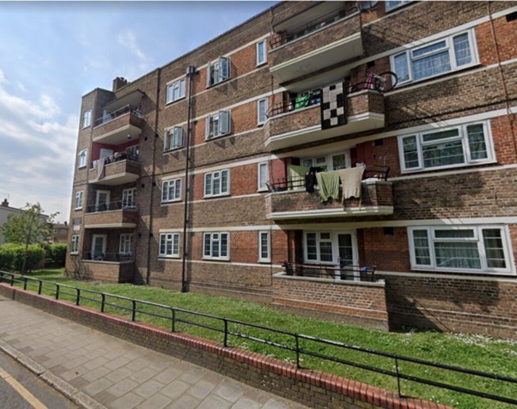 Flat Commercial Road in Greater London