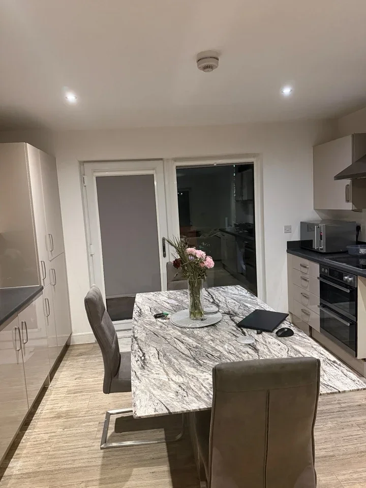 Room Oldchurch Road in Greater London