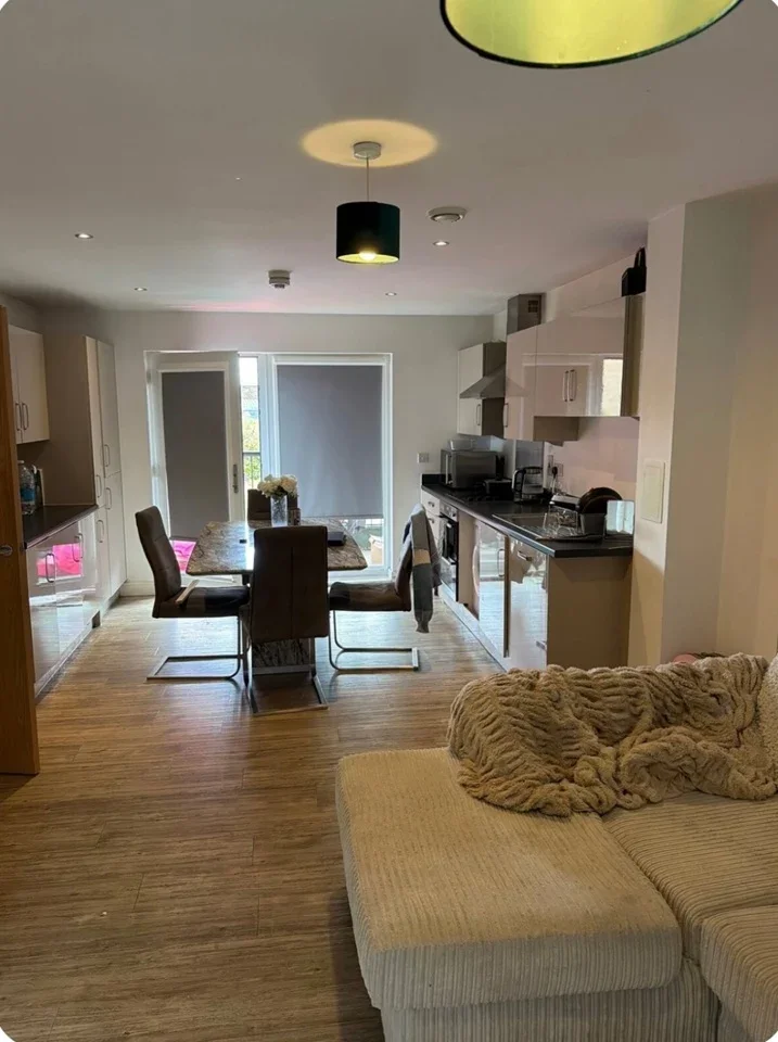 Flat Oldchurch Road in Greater London