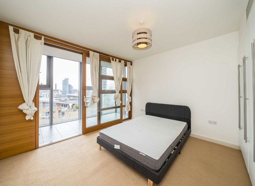 Flat Lombard Road in Greater London