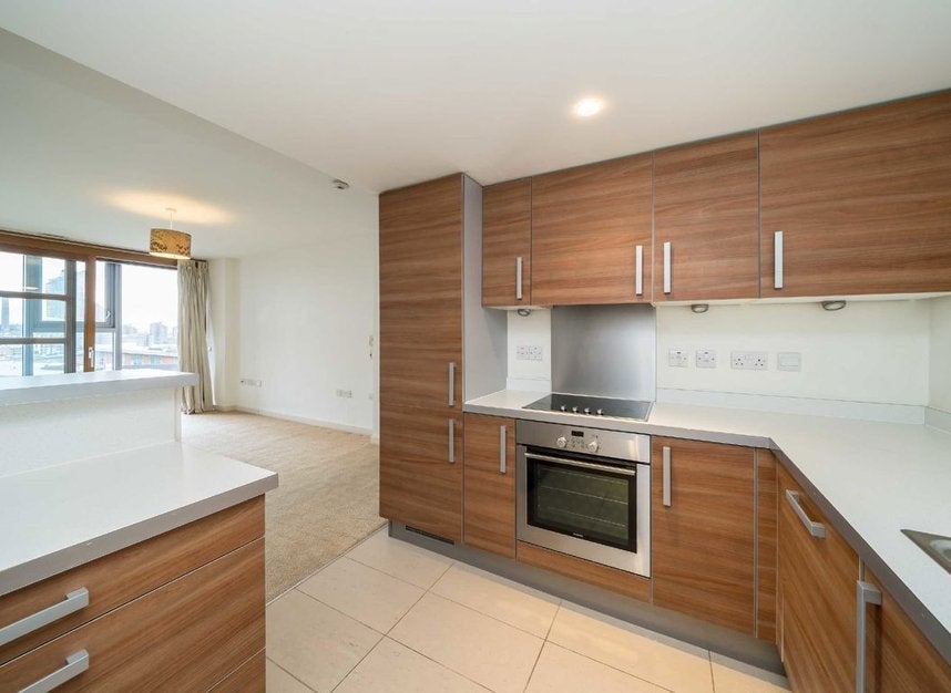 Flat Lombard Road in Greater London