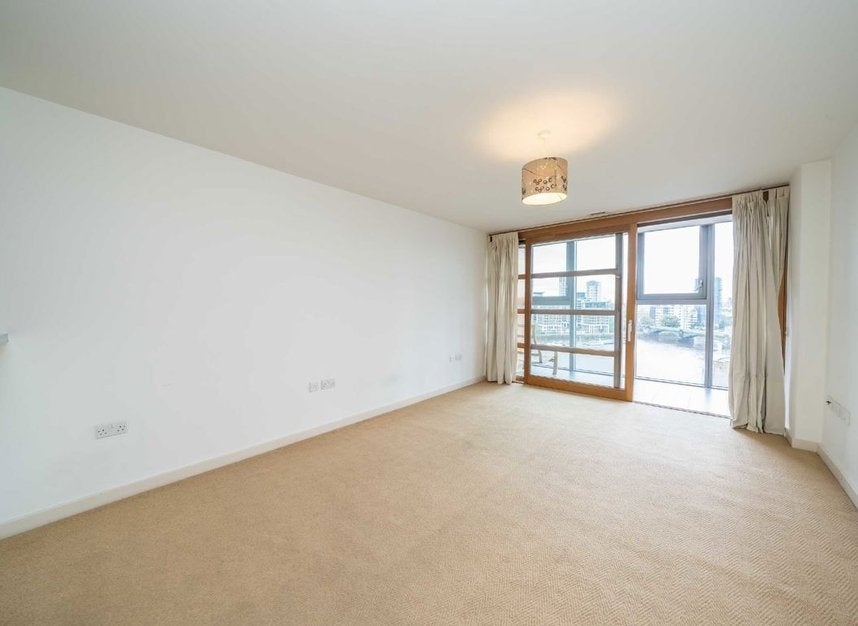 Flat Lombard Road in Greater London