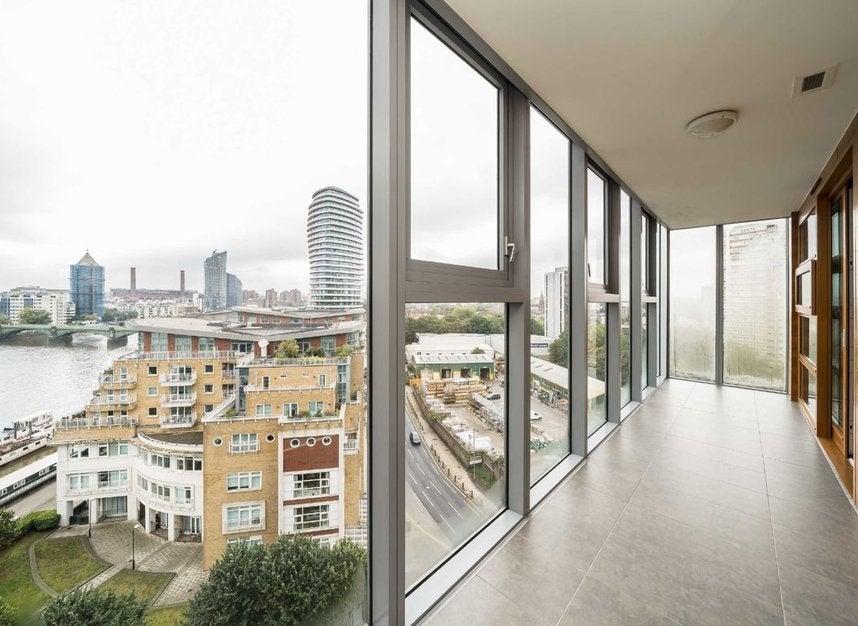 Flat Lombard Road in Greater London