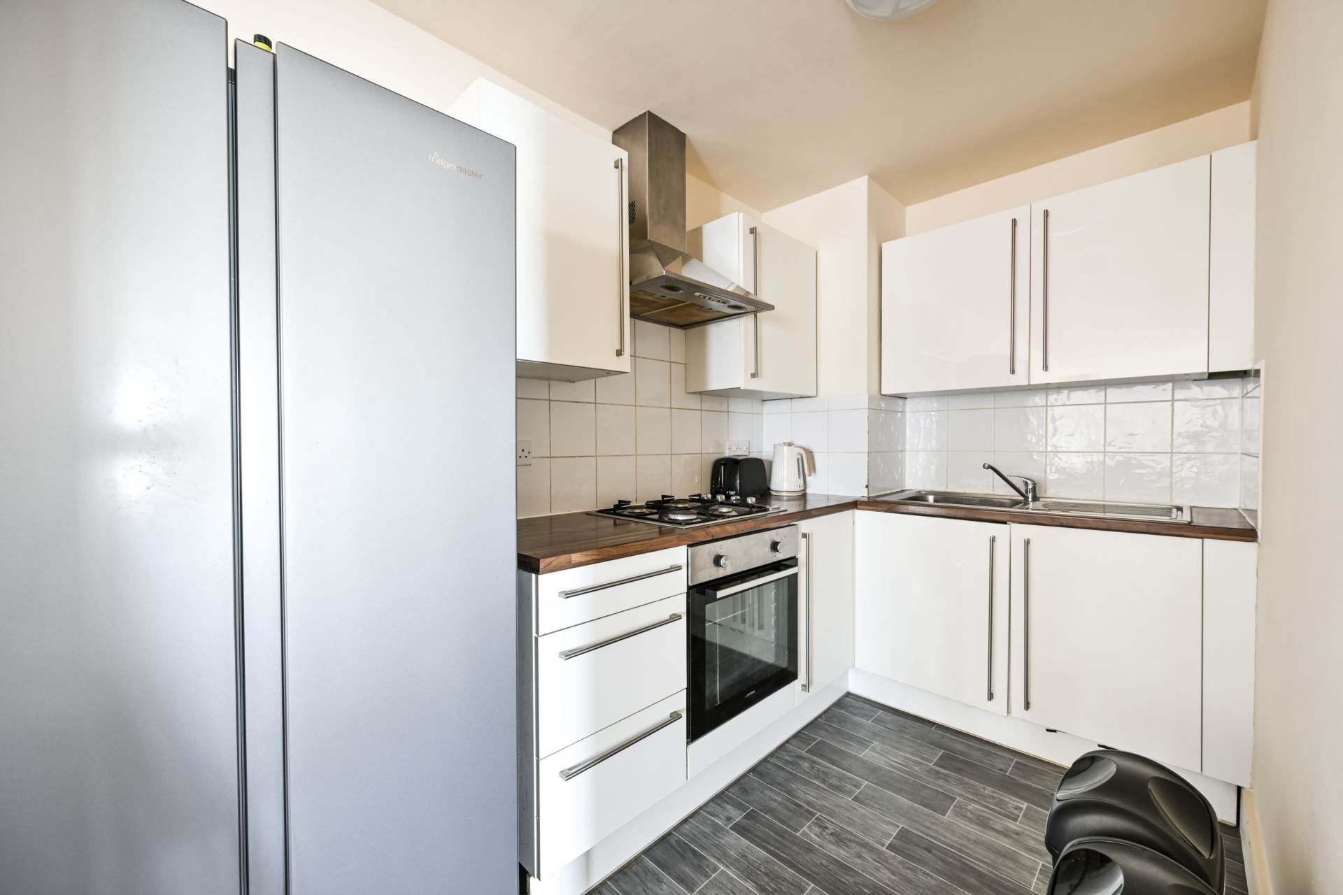 Flat Robinson Road in Greater London