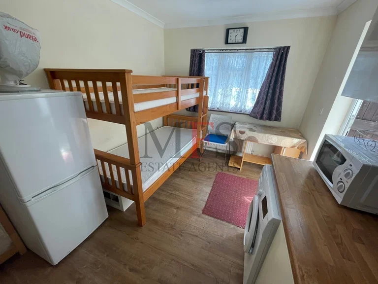 Flat Minterne Avenue in Greater London