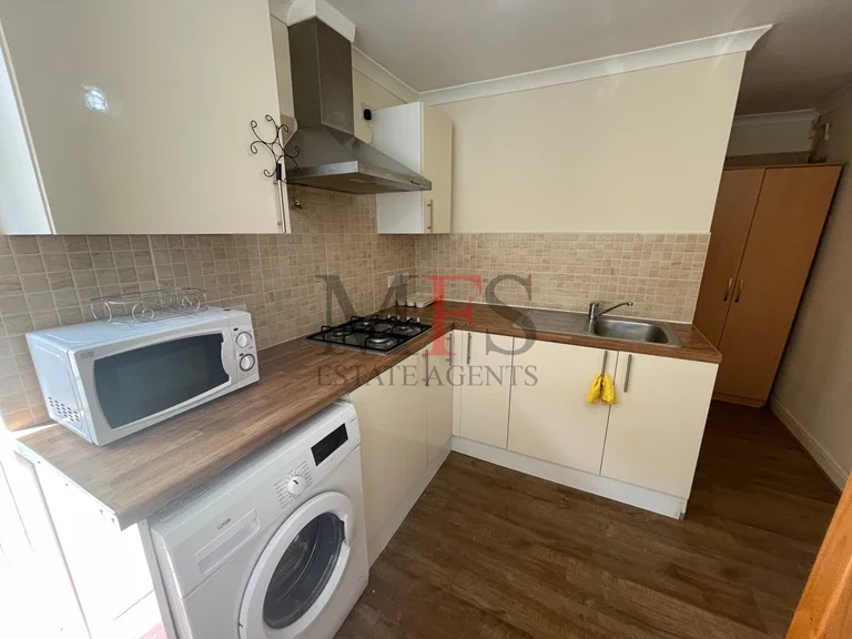 Flat Minterne Avenue in Greater London
