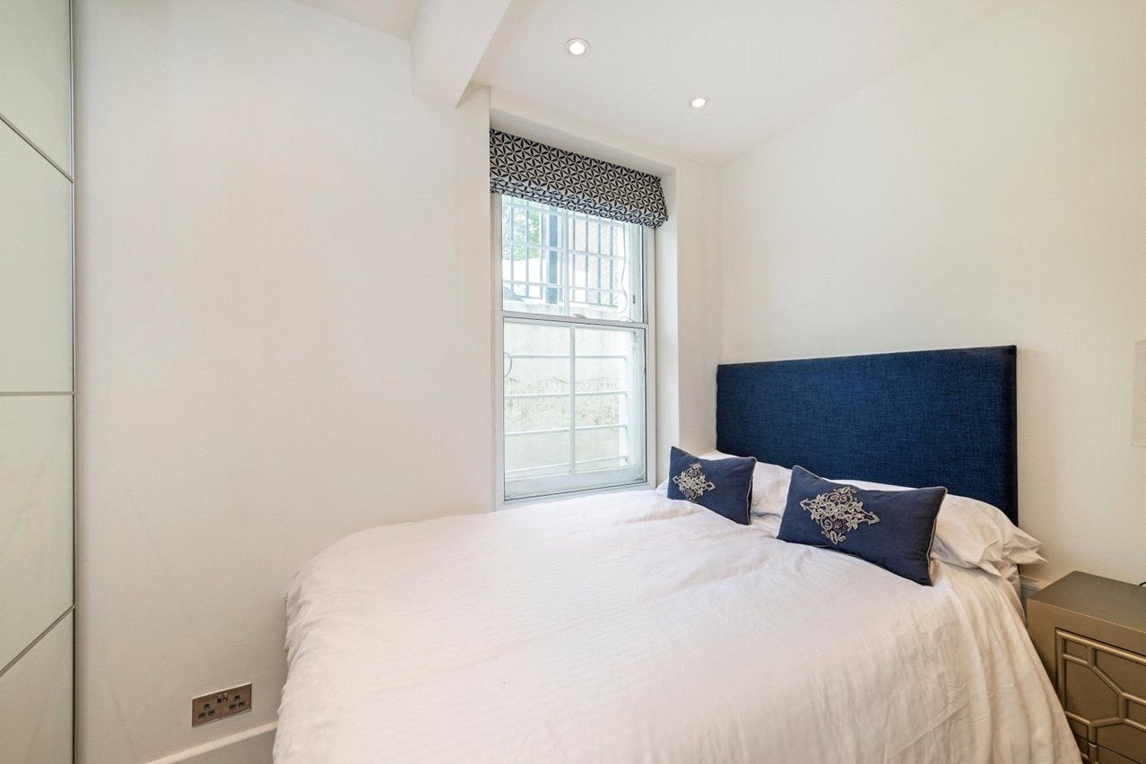 Flat Finborough Road in Greater London