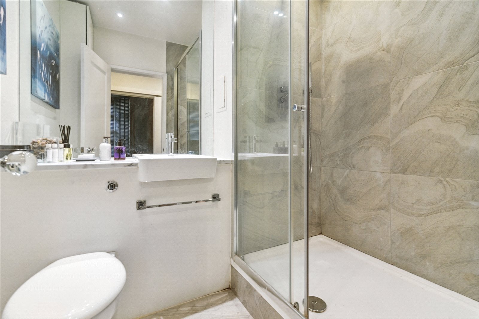 Flat Finborough Road in Greater London