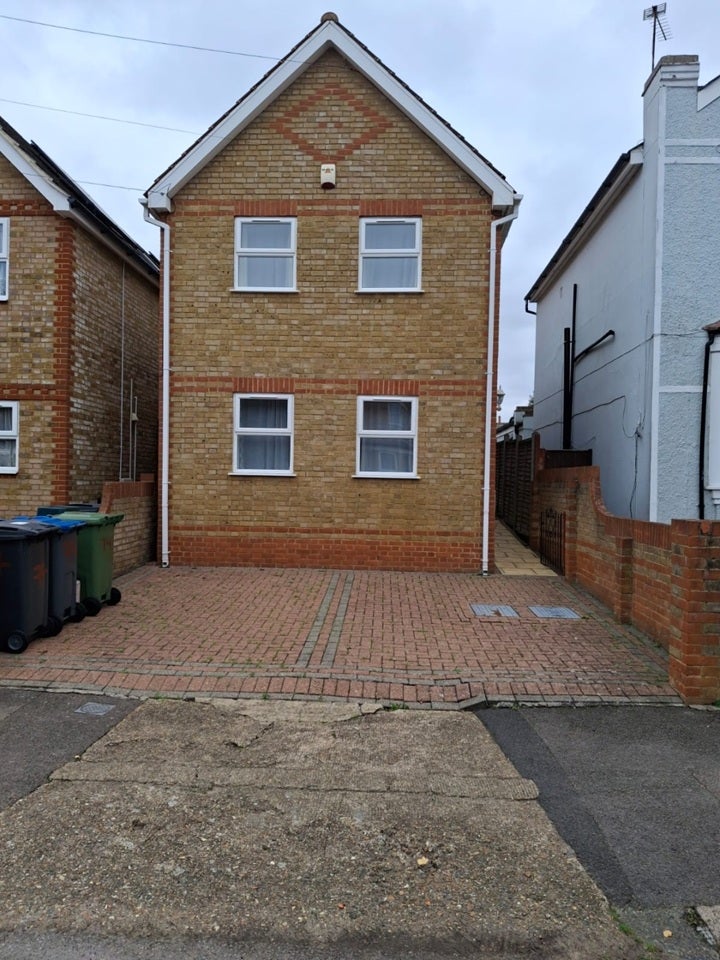 House Worthington Road in Greater London