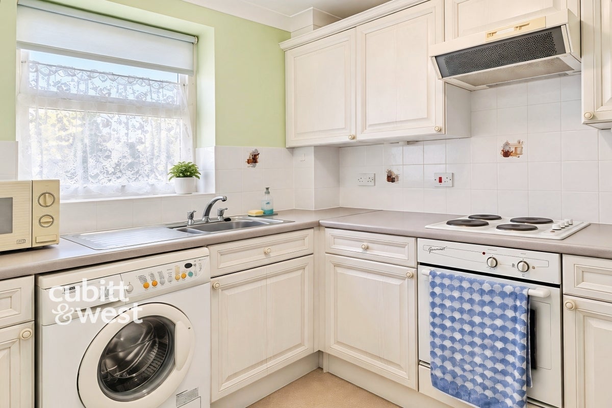 Flat Clifton Road in Arun