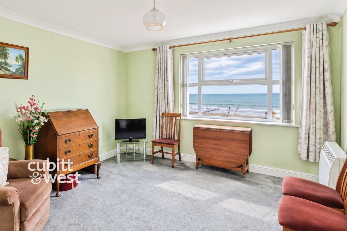Flat Clifton Road in Arun